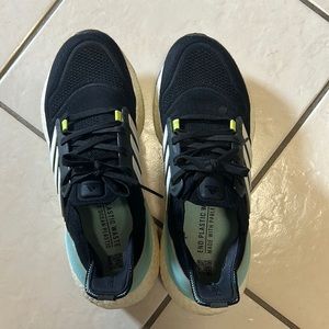 Adidas Ultraboost 22 Size 8 black/blue